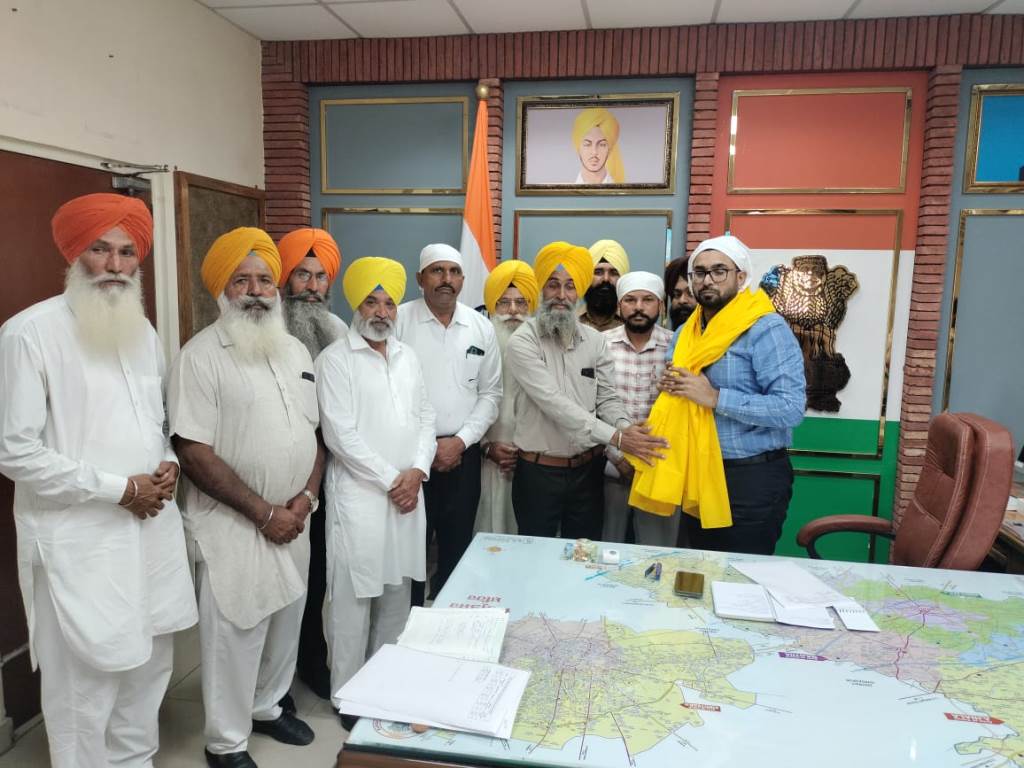 Social reform organization submits memorandum to Deputy Commissioner to make Amritsar a holy city
